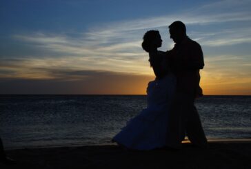 Tu mar se sumerge, en lo breve de mis redondos espacios; la #poesía amorosa de July Buendía