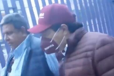 Mario Delgado, ¿líder escatológico?; prefiere ir al baño que dar la cara a los militantes de Morena cuando lo increpan (video)