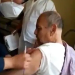 “Pícale y no estés chingando”, le dice Manuelito a enfermera que lo vacunó (video)