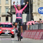 El ciclista Egan Bernal, de Colombia, gana el Giro de Italia (videos)