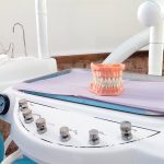 Mi padre dispuso que yo era demasiado trompudo y que tenía dientes de conejo, y me mandó con un dentista salvaje