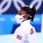 Guan Chenchen, de China, gana el oro y Simone Biles se lleva el bronce en la barra de equilibrio