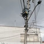 Vecinos de la Colonia Ignacio Zaragoza denuncian poste de luz con peligro de caerse y oquedad en tomas de agua potable