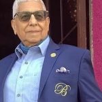 Un dandy en la selva tropical, donde todos visten como vaqueros texanos