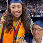 Rene se gradúa junto con su nieta de la Universidad de Texas casi a los 88 años