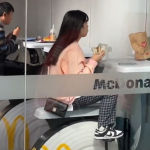 Local de hamburguesas instala bicicletas estáticas para que los clientes se ejerciten mientras comen (video)