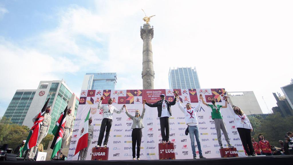 Kenianos hacen el 1-2 en el Medio Maratón de la CDMX; mexicano llega tercero Robert Gaitho y Samuel Ndungu, originario de Kenia, hicieron el 1-2 en el Medio Maratón de la Ciudad de México, el último evento deportivo en la capital mexicana. Con un tiempo de 1:04:56 y de 1:05:15, Robert Gaitho y su compatriota, Samuel Ndungu, respectivamente, cruzaron la meta esta mañana. En tercer lugar se loo llevó el mexicano Víctor Alfredo Montañez Martínez, quien realizó un tiempo de 1:05:34. Felicidades a las y los ganadores del @21KCDMX. 👏🏼 👏🏼 👏🏼 #21KCDMXBBVA pic.twitter.com/fpTWdmtlLe — Claudia Sheinbaum (@Claudiashein) December 19, 2021 En total se espera la participación de 20 mil personas en el Medio Maratón de la Ciudad de México, quienes correrán por Paseo de la Reforma. Foto: Twitter @Claudiashein