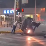 Un joven conductor voltea su coche volcado en Nuevo León (video)