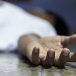 Dejan cadáver frente a escuela primaria de Cancún; presenta huellas de tortura