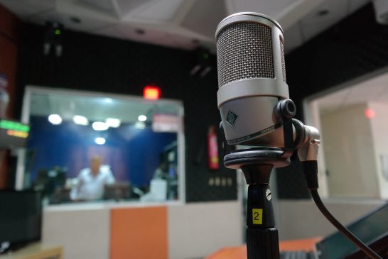 Entre la academia y el micrófono: Memoria histórica del periodismo de vanguardia  de los años noventa