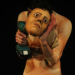 Otto, una historia que indaga en las sombras humanas a través del teatro de objetos