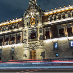 Los bellos jarrones de Maximiliano, que le estorban a Juárez en Palacio