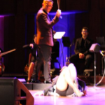 Alejandra Guzmán sufre caída durante concierto en EU; es hospitalizada (video)