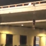 La secuestran, matan y cuelgan su cuerpo de un puente en Yuriria, Guanajuato (video)