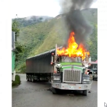 Así queman los camiones en carreteras; los criminales huyen hacia las montañas (video)