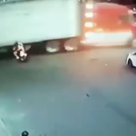 Menores de edad en motoneta pierden la vida al chocar contra tráiler (video)