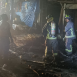 Fuerte incendio en el Mercado de Jamaica consume un local; comerciantes apoyaron para que el fuego no se expandiera (videos)