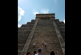 Turista extranjero se sube al Templo de Kukulkán y es recibido... ¡a palazos! (videos)
