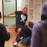 Un profesor y su alumno adolescente se lían a golpes, en el propio salón de clases (video)