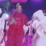 Rihanna enloquece con un escenario flotante, su llamativo traje rojo y con su barriguita en el show de Medio Tiempo