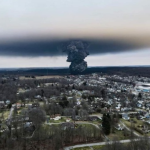 Nadie habla del 'Chernóbil' en Ohio: Autoridades liberaron de forma controlada cloruro de vinilo de un tren accidentado