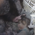 Niña es rescatada de los escombros en Siria; algunos le llaman un nuevo milagro (video)