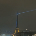 La Torre Eiffel se ilumina con los colores de Ucrania (video)