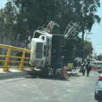 Se voltea grúa y golpea una viga de metal; ésta cae de unos 20 metros y lesiona al menos a cinco personas en Cuajimalpa
