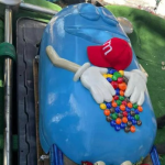 Ataúd de abuelita enloquece las redes: En forma de M&M’s, su dulce favorito