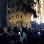 Masiva protesta en Georgia, lanzan cócteles molotov; hay heridos y detenidos (video)