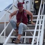 Por falta de rampas especiales, atleta paralímpica de EU baja ‘a rastras’ de un avión en Xalapa (video)