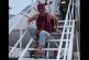 Por falta de rampas especiales, atleta paralímpica de EU baja 'a rastras' de un avión en Xalapa (video)