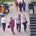 Así ataca un hombre a dos mujeres; nadie intenta detener al agresor (video)