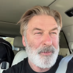 Retiran cargos penales contra el actor Alec Baldwin por disparo letal en el set de ‘Rust’