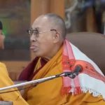 El Dalai Lama pide disculpa por besar y pedir a un niño que le chupara la lengua