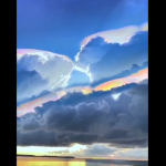 Espectaculares nubes iridiscentes sobre la isla de Ishigaki, en Japón (video)