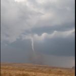 Impactante tornado visto desde la ventanilla de un auto (video)