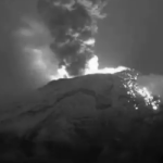 Poderosa explosión del Volcán Popocatépetl, con expulsión de material incandescente (videos)