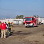 Un remolque pipa con 35 mil litros de gasolina se salió del dolly y cayó; se derrama combustible