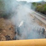 Se registra aparatoso accidente en la Autopista del Sol: Tráiler choca con dos automóviles, éstos arrollan y matan a elemento de la Guardia Nacional (video)