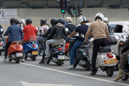 Tragedia sobre dos ruedas: El motociclista, carne de cañón en las vías de México
