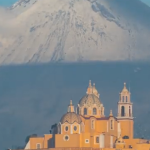 Espectacular postal del Volcán Popocatépetl y el Santuario de Nuestra Señora de los Remedios (video)