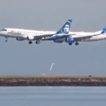 Cuando un doble aterrizaje resulta un obsequio a la vista (video)
