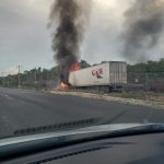 Reportan incendio de tráiler en dirección Cancún - Puerto Morelos