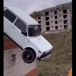 Ruso cae de más de 15 metros, tras intentar cruzar desde un edificio a otro, en un auto