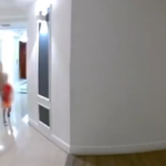 Mujer golpea brutalmente a su hijo de 3 años, es arrestada; pide disculpas