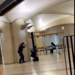 Dispara Policía contra mujer que amenazaba con ataque terrorista en el metro de París (video)