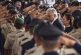 AMLO, amenazado por la milicia; detrás, los abrazados narcos