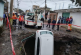 Vehículo cae a socavón en alcaldía Xochimilco; conductor se encuentra a salvo