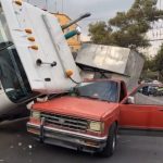 CDMX: En colonia Obrera se abre socavón, cae camión de carga y se vuelca sobre camioneta